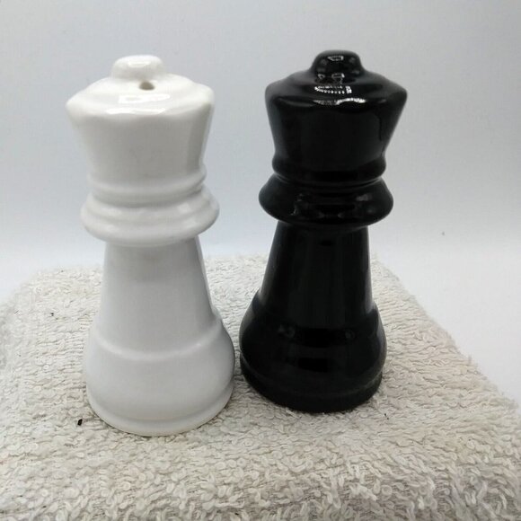 Chess Salt and Pepper Shakers Wh/Bl with Stoppers Queen's Gambit Fans Ceramic - Picture 7 of 9